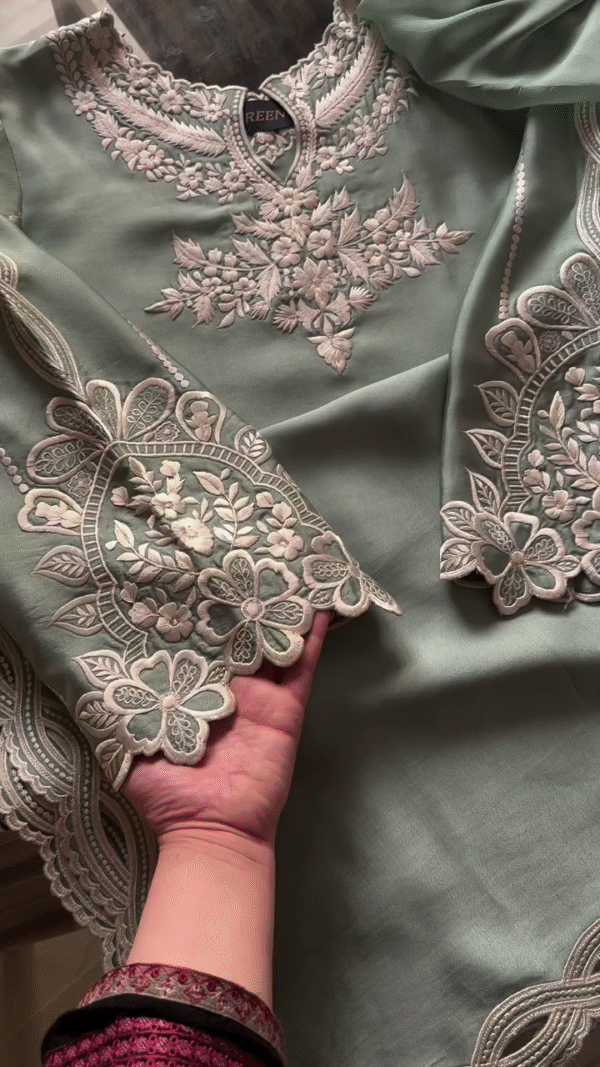 Elegant Ladies Suits – A Perfect Blend of Tradition & Modern Grace